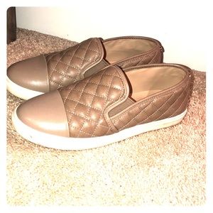 Steve Madden Nude/tan slip on’s size 8.0